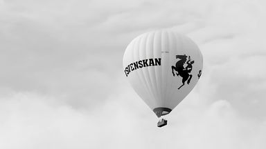 Photo of a hot air balloon soaring in the sky with Sydsvenskans logo on.