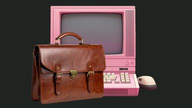 Portfölj framför en rosa dator